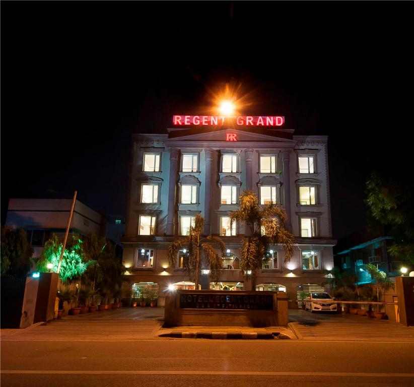 NEW DELHI : STAY BLOOM & HOTEL REGENT GRAND